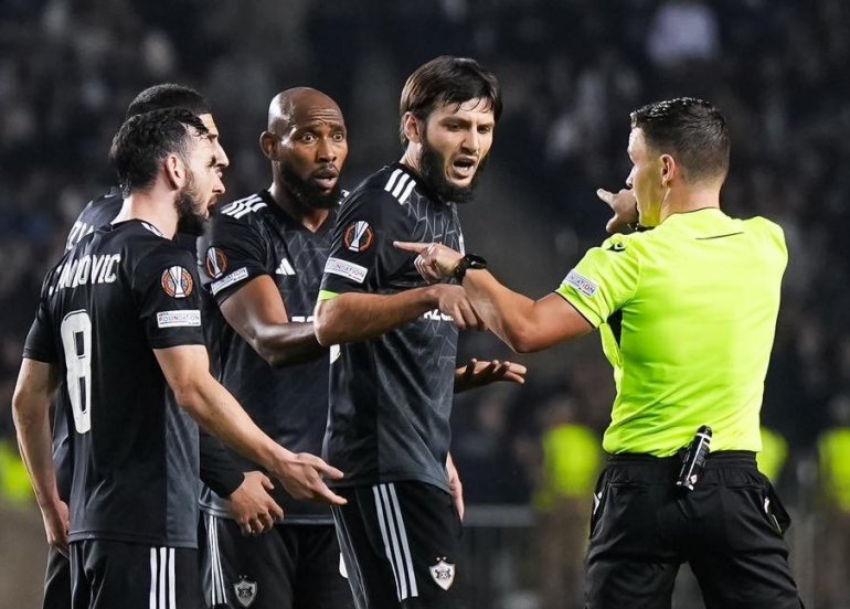 “100 ildir “Qarabağ”da yeyib-yatır, başqalarının hesabına uğurlar qazanır”