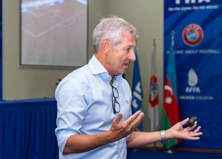De Bleker Premyer Liqa klublarının rəsmiləri ilə görüş keçirdi