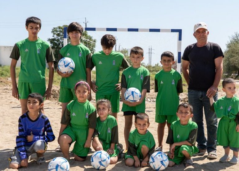 AFFA azyaşlıları futbol inventarları ilə təmin edib