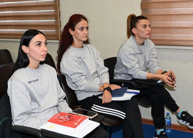 Azərbaycan futbolu  Azərbaycanlı hakimlər üçün təlim-tədris proqramı keçirilir