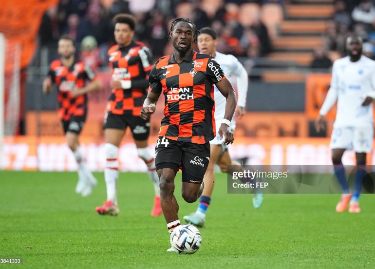 Kamerunlu müdafiəçi 