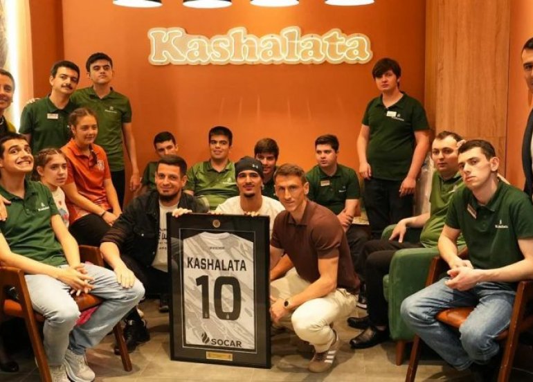 “Neftçi”nin futbolçuları autizmli gənclərlə görüşdülər