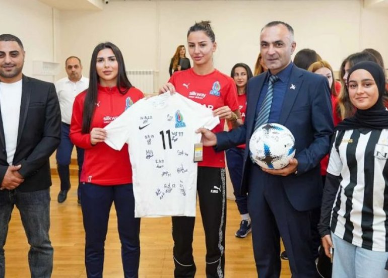 Azərbaycanın qadın futbolçuları Qarabağ universitetində tələbələrlə görüşüblər